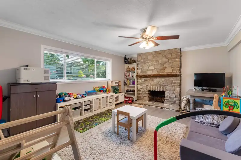 14917 92 AVENUE - photo 3 of 38