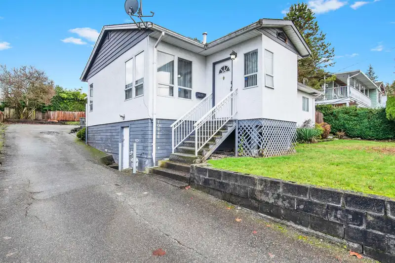 10846 129 STREET - photo 1 of 32