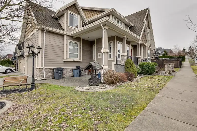 18938 54A AVENUE - photo 3 of 37