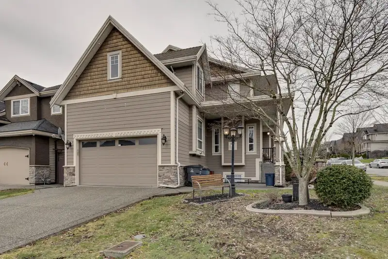 18938 54A AVENUE - photo 4 of 37