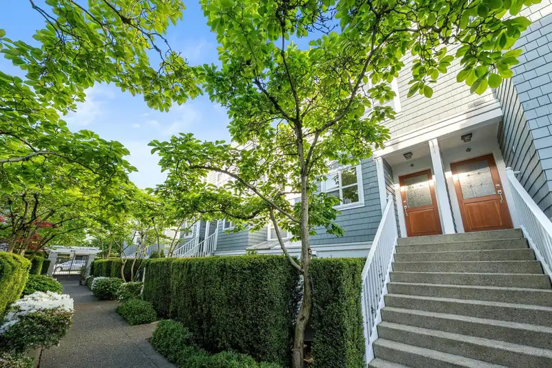 207 669 W 7TH AVENUE - photo 4 of 35