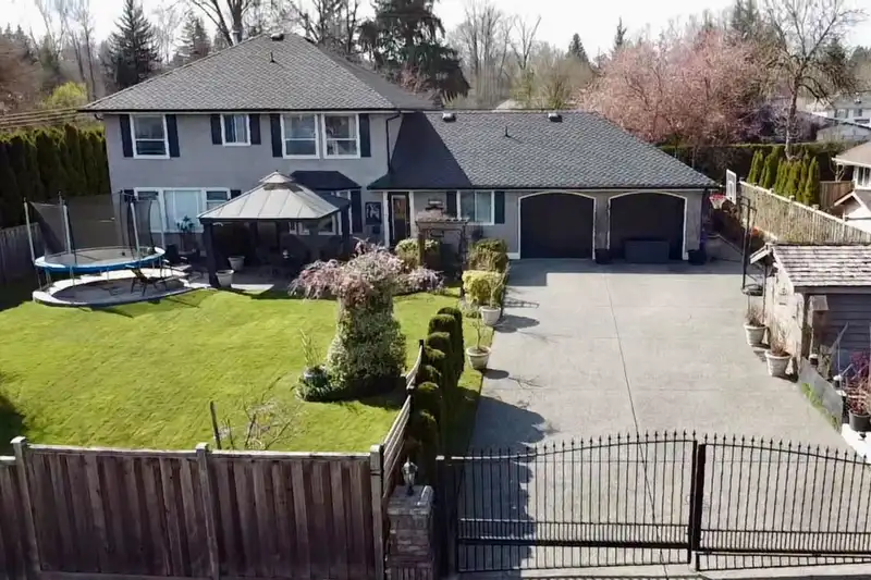 7930 144 STREET - photo 3 of 40