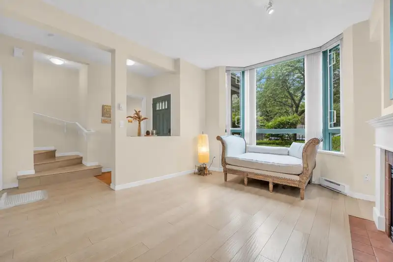 2 6611 SOUTHOAKS CRESCENT - photo 4 of 39