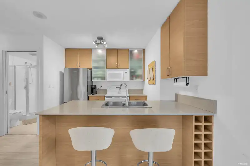 1401 928 HOMER STREET - photo 2 of 29