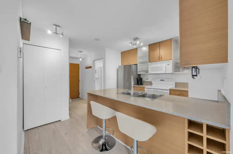 1401 928 HOMER STREET - photo 3 of 29
