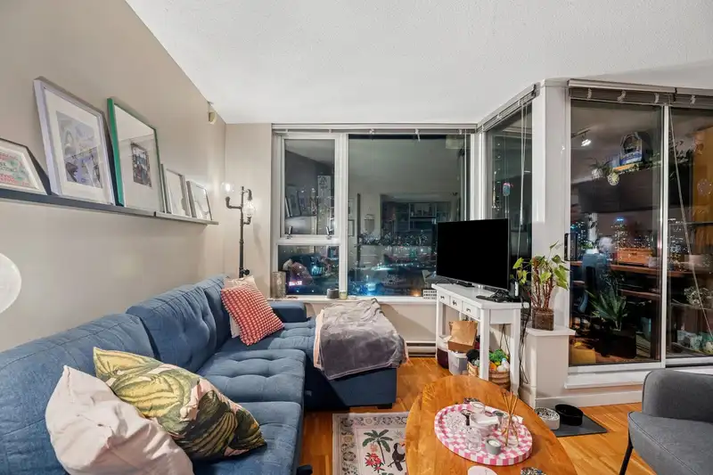 1901 33 SMITHE STREET - photo 1 of 40