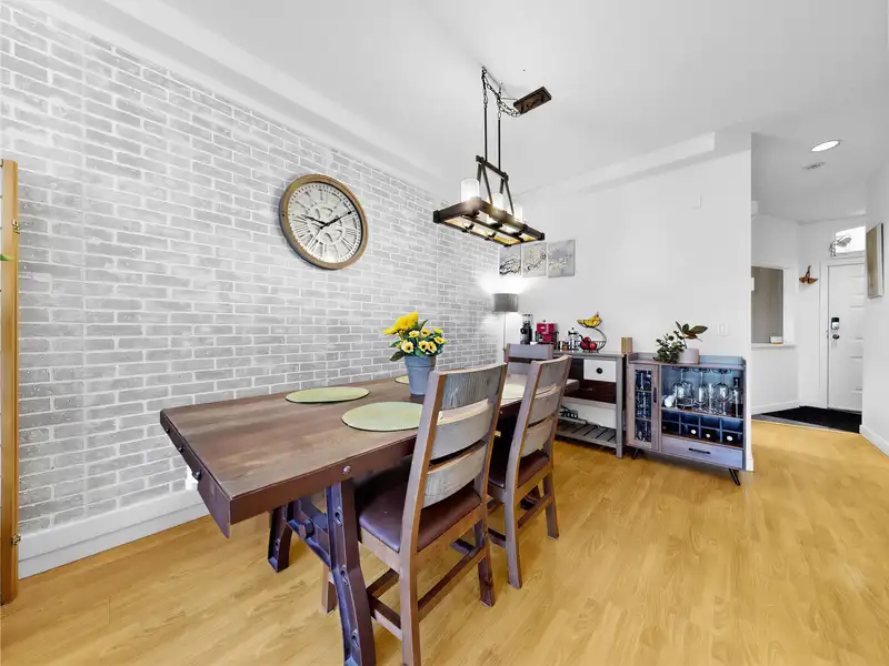 40 5840 DOVER CRESCENT - photo 4 of 18