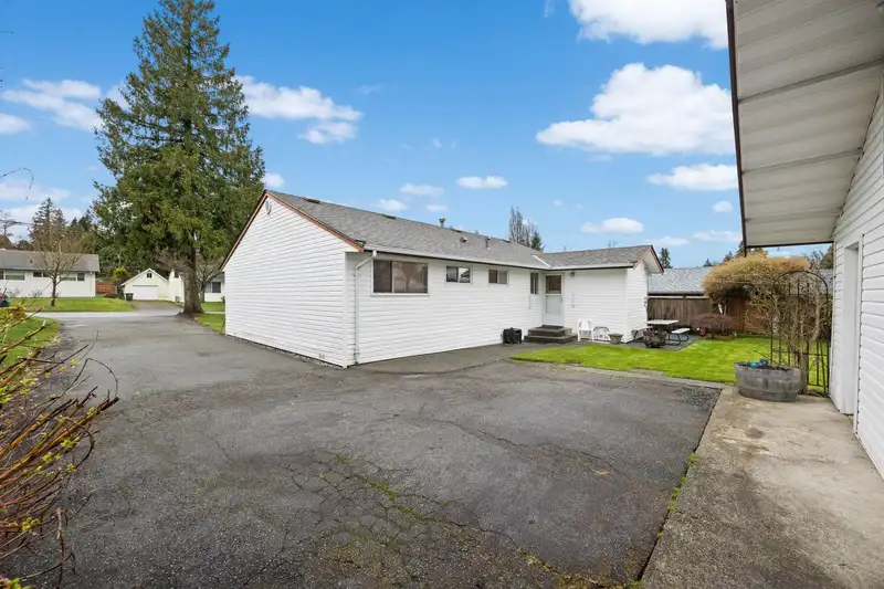11060 WREN CRESCENT - photo 4 of 32