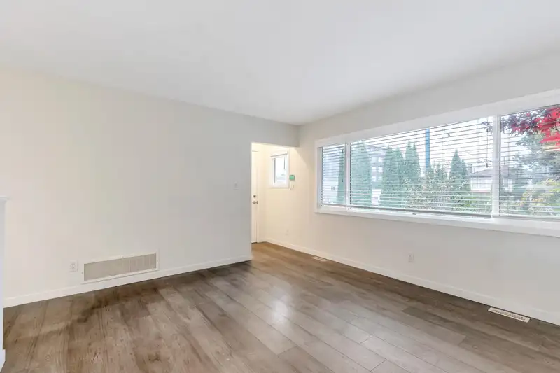 2052 E 41ST AVENUE - photo 4 of 20