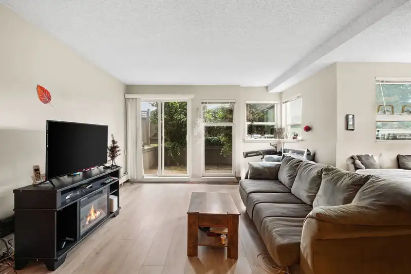 3 1870 E SOUTHMERE CRESCENT - photo 2 of 6