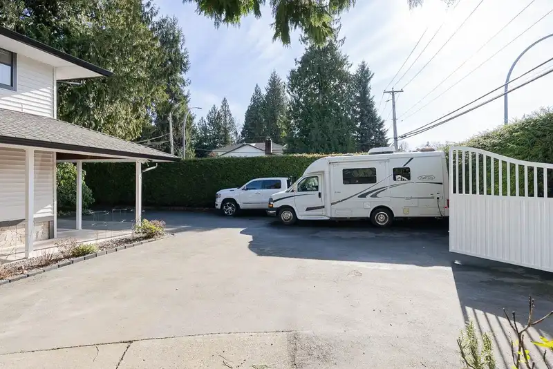 9252 204 STREET - photo 4 of 25