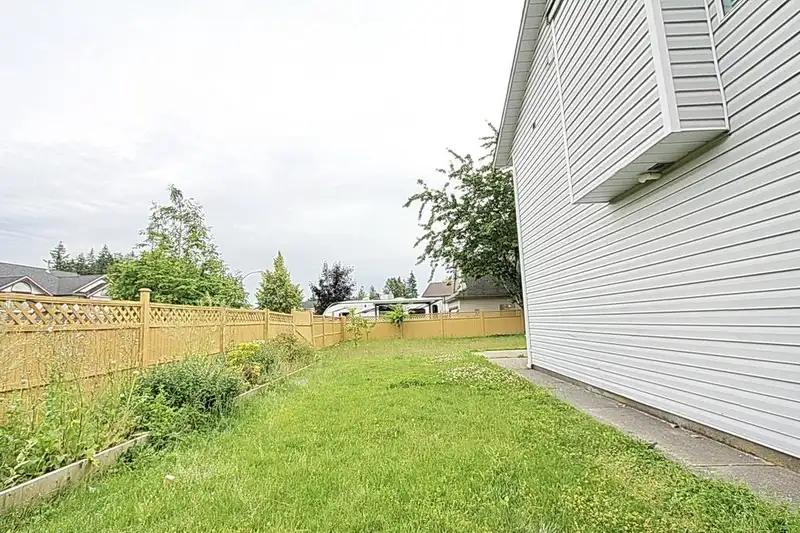 15292 94 AVENUE - photo 3 of 5