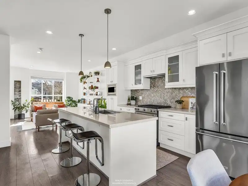 12 4949 47A AVENUE - photo 4 of 34