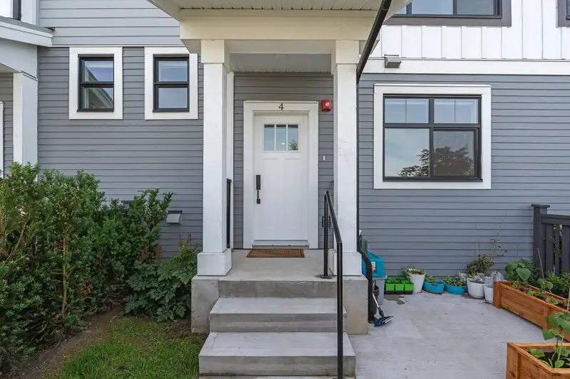 4 20164 81A AVENUE - photo 4 of 32