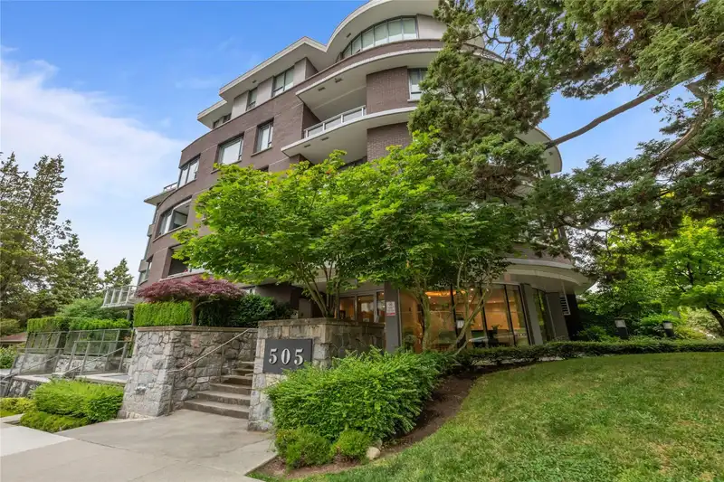 507 505 W 30TH AVENUE - photo 1 of 21