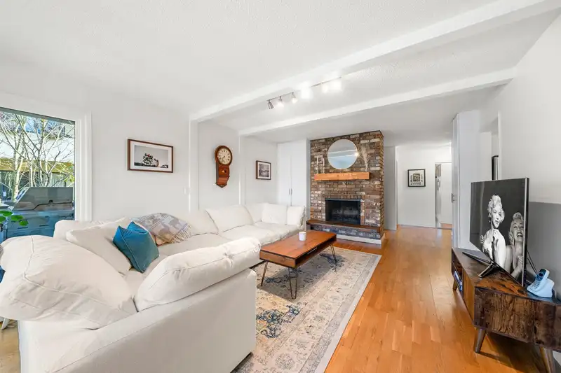 208 1266 W 13TH AVENUE - photo 3 of 38