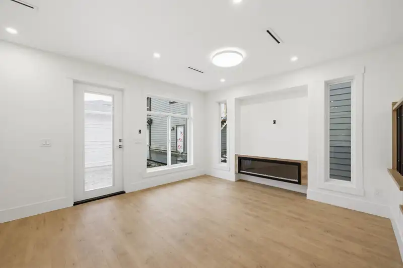 20544 76 AVENUE - photo 4 of 40