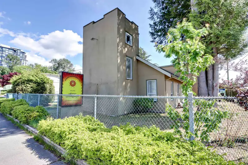 13260 108 AVENUE - photo 2 of 37