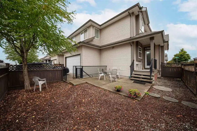 19096 68A AVENUE - photo 3 of 32