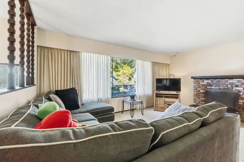 5268 3RD AVENUE - photo 3 of 17