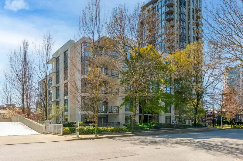 208 135 W 2ND STREET - photo 2 of 40