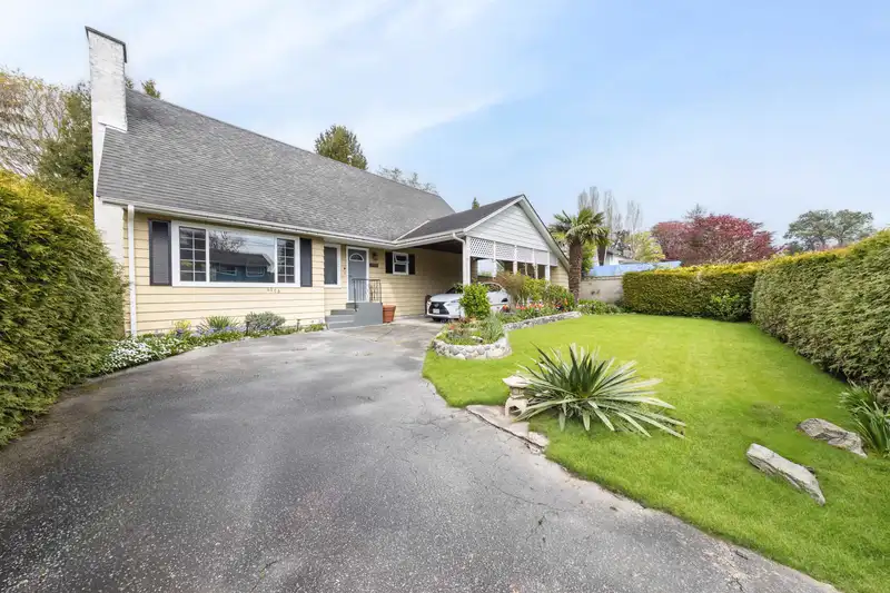 4713 46 AVENUE - photo 2 of 38