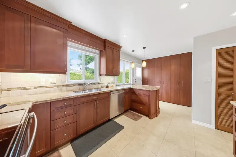 4713 46 AVENUE - photo 4 of 38