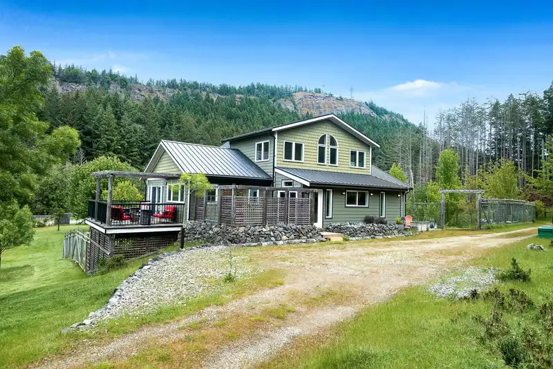 360 MERRYMAN DRIVE - photo 4 of 40
