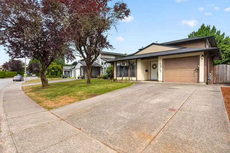 2472 WAYBURNE CRESCENT - photo 2 of 40