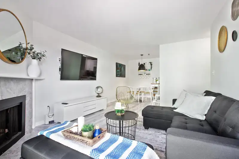 440 22661 LOUGHEED HIGHWAY - photo 2 of 17