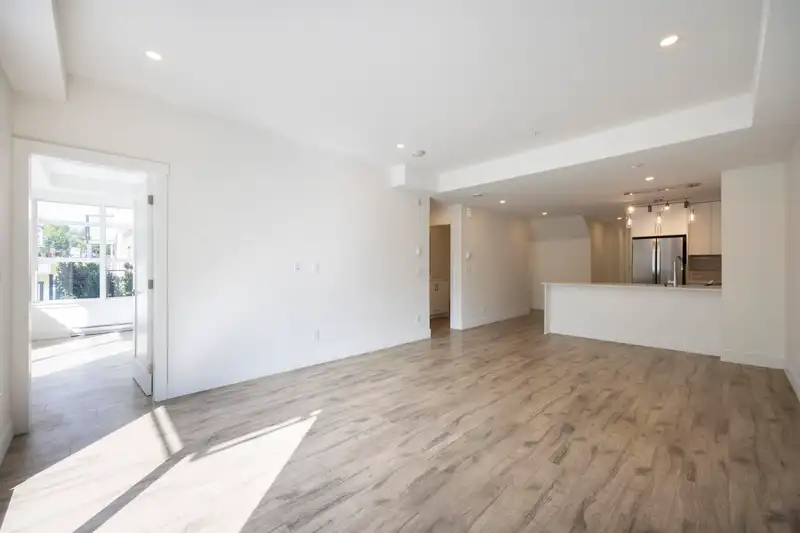 11 6328 KING GEORGE BOULEVARD - photo 1 of 8