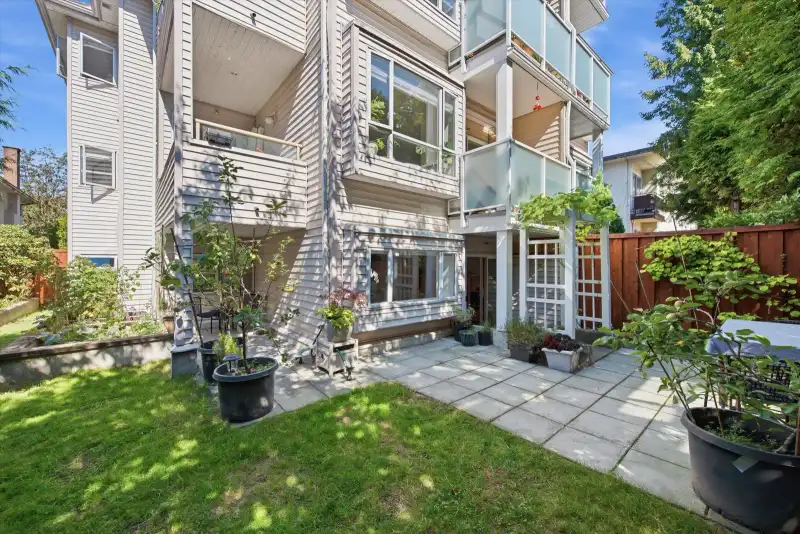 102 788 E 8TH AVENUE - photo 1 of 34