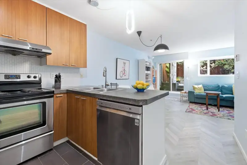 102 788 E 8TH AVENUE - photo 2 of 34