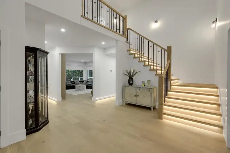 18040 20 AVENUE - photo 3 of 40