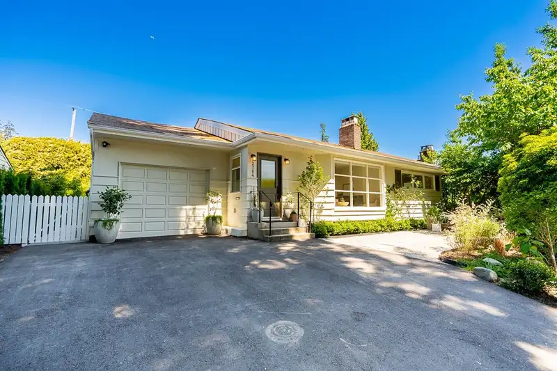 2784 CRESCENTVIEW DRIVE - photo 1 of 24