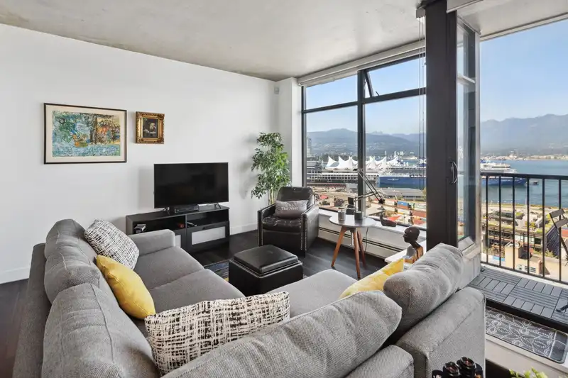 2102 128 W CORDOVA STREET - photo 4 of 29