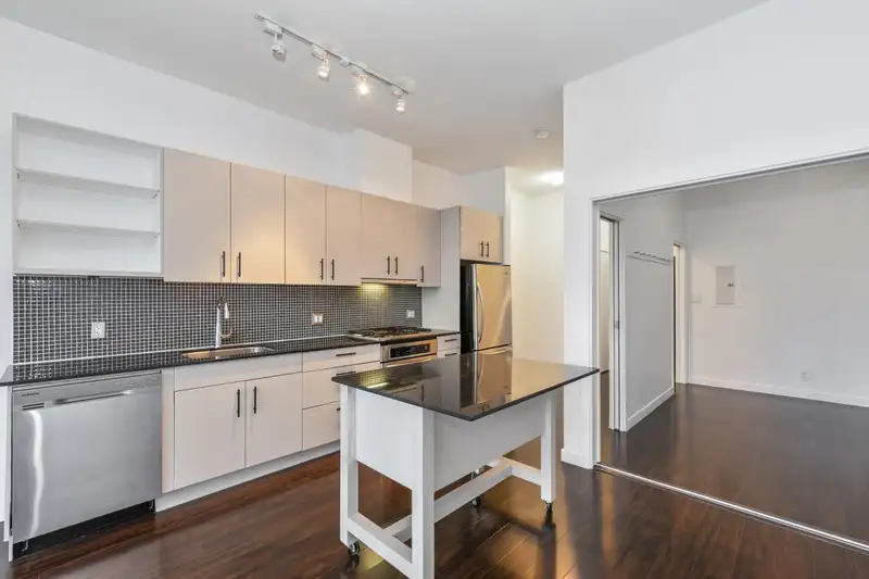 710 121 BREW STREET - photo 4 of 30