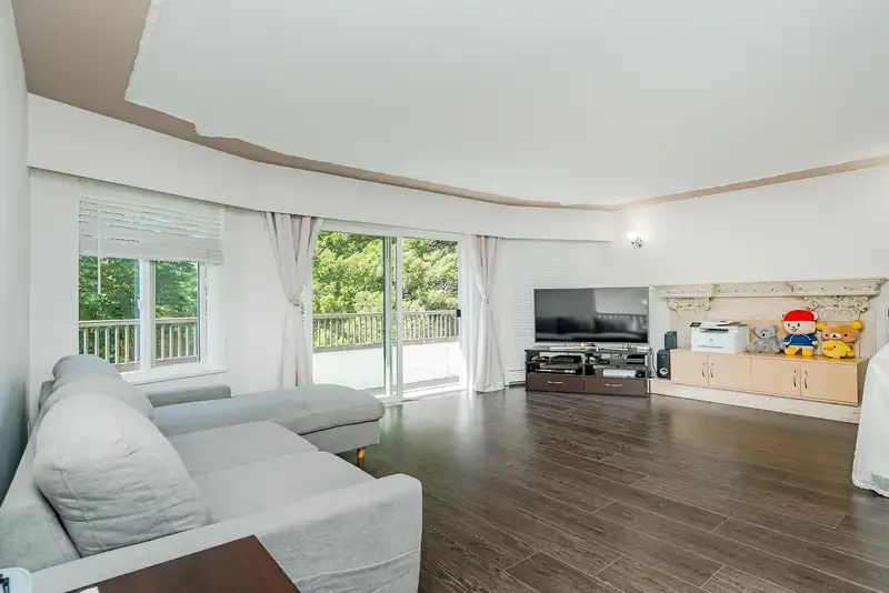 6074 SHERBROOKE STREET - photo 3 of 40