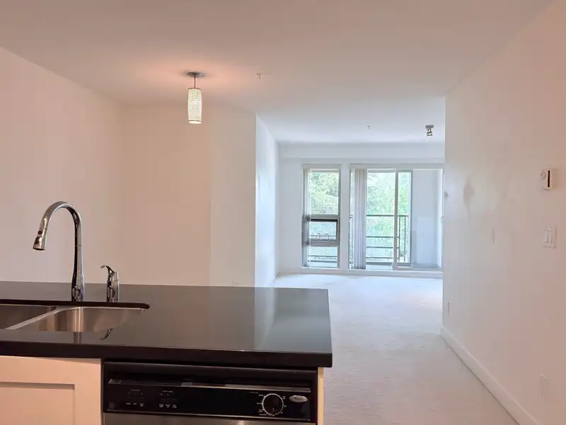 305 4550 FRASER STREET - photo 2 of 32