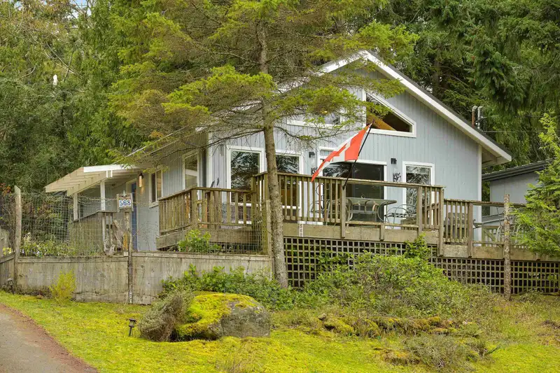 568 BAYVIEW DRIVE - photo 1 of 40