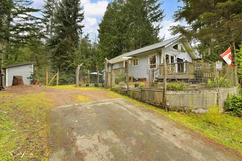 568 BAYVIEW DRIVE - photo 3 of 40