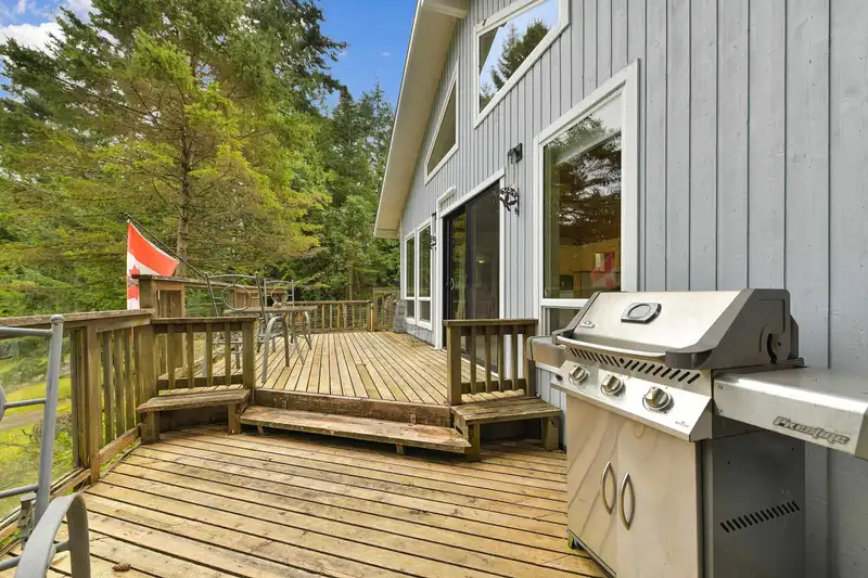 568 BAYVIEW DRIVE - photo 4 of 40