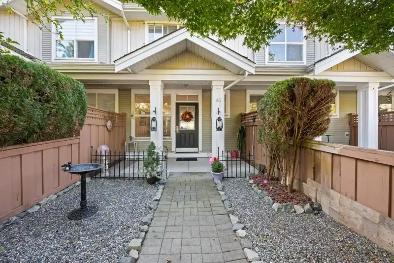93 20460 66 AVENUE - photo 1 of 36