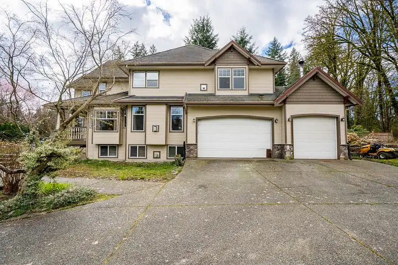 9833 182 STREET - photo 1 of 34