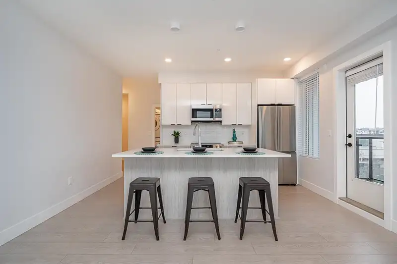 421 20360 LOGAN AVENUE - photo 4 of 39