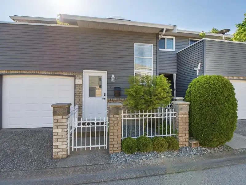 14 6320 48A AVENUE - photo 2 of 40