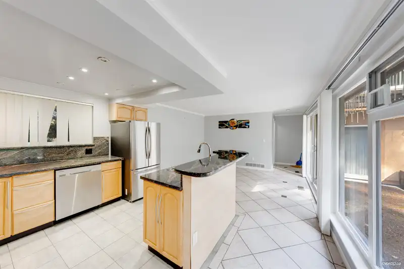 1366 KINGS AVENUE - photo 3 of 38