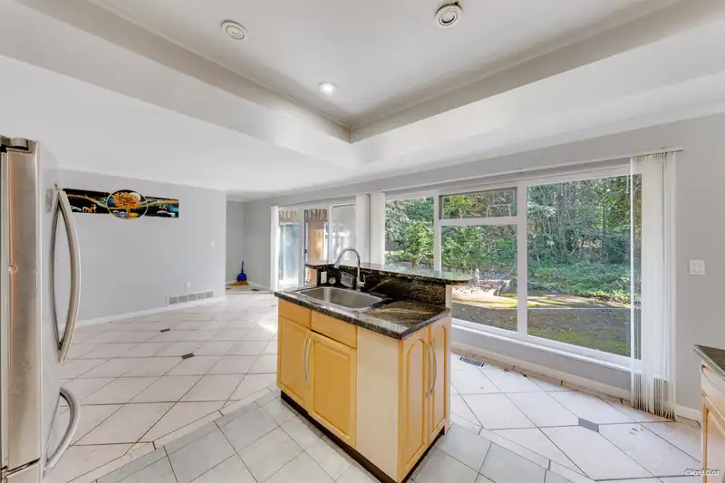 1366 KINGS AVENUE - photo 4 of 38