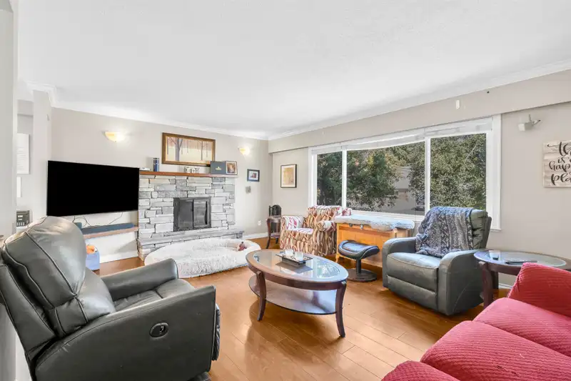7765 114A STREET - photo 4 of 40
