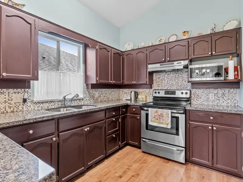 72 9012 WALNUT GROVE DRIVE - photo 4 of 35